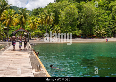 Anse Noire, Martinique, FR: 13. August 2019: Personen, die ein warmer Tag am Strand Anse Noire. Stockfoto