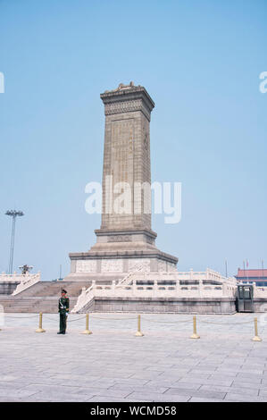 Peking, China. April 24, 2016. Ein einsamer Schutz am Denkmal für die Völker Helden auf dem Platz des Himmlischen Friedens in Peking, China an einem sonnigen Tag. Stockfoto