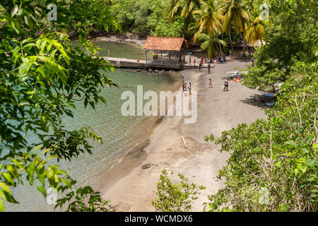 Anse Noire, Martinique, FR: 13. August 2019: Blick von oben auf die Anse Noire Strand. Diese Bucht erhält seinen Namen von der vulkanische Ursprung der Sand. Stockfoto