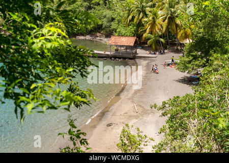 Anse Noire, Martinique, FR: 13. August 2019: Blick von oben auf die Anse Noire Strand. Diese Bucht erhält seinen Namen von der vulkanische Ursprung der Sand. Stockfoto