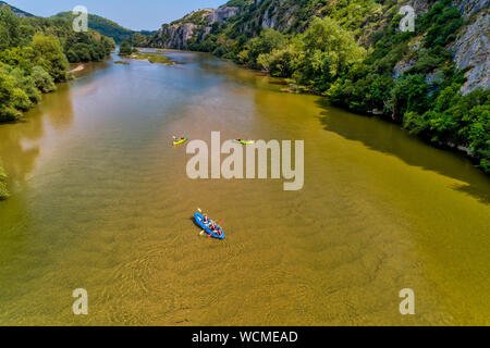 Luftaufnahme von Adventure Team tun Kajaks auf dem kalten Wasser des Nestos River in Toxotes, Xanthi, Griechenland. Nestos River ist einer der beliebtesten Stockfoto