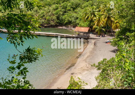 Anse Noire, Martinique, FR: 13. August 2019: Blick von oben auf die Anse Noire Strand. Diese Bucht erhält seinen Namen von der vulkanische Ursprung der Sand. Stockfoto