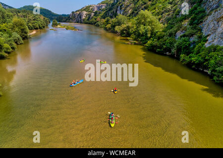 Luftaufnahme von Adventure Team tun Kajaks auf dem kalten Wasser des Nestos River in Toxotes, Xanthi, Griechenland. Nestos River ist einer der beliebtesten Stockfoto