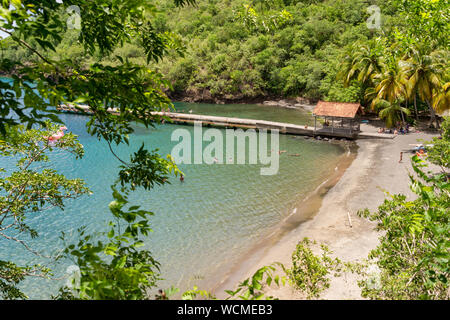 Anse Noire, Martinique, FR: 13. August 2019: Blick von oben auf die Anse Noire Strand. Diese Bucht erhält seinen Namen von der vulkanische Ursprung der Sand. Stockfoto