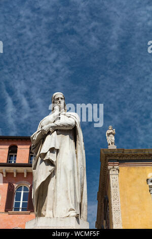 Verona, Italien, Europa, August 2019, Statue von Dante Alighieri in Piazza dei Signori Stockfoto