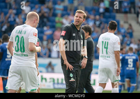 Sinsheim, Deutschland. 24 Aug, 2019. Unzufrieden Blick zurück: Trainer Florian KOHFELDT (HB) (mi.) Nach dem Schlusspfiff; DFB-BESTIMMUNGEN VERBIETEN DIE VERWENDUNG DER FOTOGRAFIE ALS BILD-SEQUENZEN UND/ODER QUASI-VIDEO. | Verwendung der weltweiten Kredit: dpa/Alamy leben Nachrichten Stockfoto