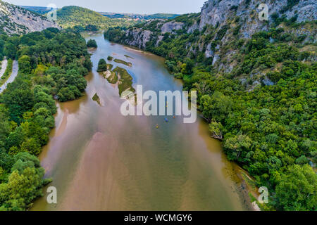 Luftaufnahme von Adventure Team tun Kajaks auf dem kalten Wasser des Nestos River in Toxotes, Xanthi, Griechenland. Nestos River ist einer der beliebtesten Stockfoto