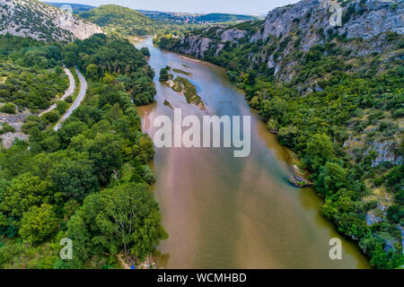 Luftaufnahme von Adventure Team tun Kajaks auf dem kalten Wasser des Nestos River in Toxotes, Xanthi, Griechenland. Nestos River ist einer der beliebtesten Stockfoto