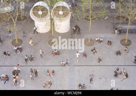 Luftaufnahme von Personen - Blick von oben auf die Menschen aus dem Centre Pompidou in Paris, Frankreich, Europa. Stockfoto