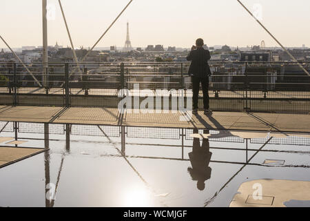 Paris Centre Pompidou - Touristische fotografieren der Pariser Skyline von der Aussichtsplattform des Centre Pompidou. Frankreich, Europa. Stockfoto