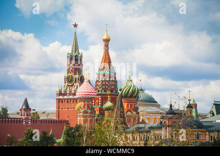 Spasskaja Turm des Moskauer Kreml mit Kremlmauer und der Kathedrale der hl. Basilius in Moskau Stockfoto