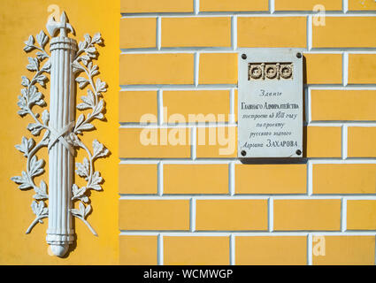 St. Petersburg, Russland, April 5, 2019. Gedenktafel an der Fassade des Main Admiralty mit Beschriftung Das Gebäude wurde im Jahre 1811 erbaut nach den Stockfoto