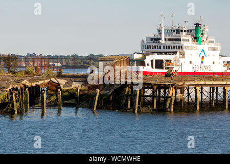 Alte Royal Pier (Victoria Pier). River Test.. Southampton, Town Quay, Hampshire, England, Großbritannien Stockfoto