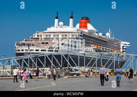 Die cunard Liner Queen Mary 2 liegt am Meer Steg Liverpool. Maritime Schifffahrt auf dem Fluss Mersey. Liverpool. England Großbritannien Stockfoto