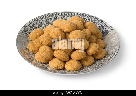 Schale mit traditionelle hausgemachte marokkanische Festliche ghoriba Cookies auf weißem Hintergrund Stockfoto