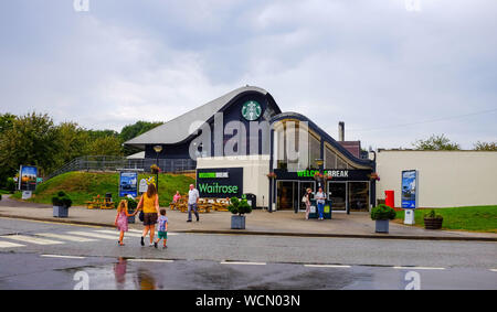 Die willkommene Pause Membury Dienstleistungen, die auf der M4 in der Nähe von Hungerford mit Starbucks Coffee Shop Stockfoto