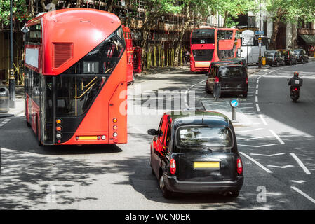 London Road Traffic, Doppeldecker und traditionellen Taxi, traditionelle Fahrzeuge der London City. Stockfoto