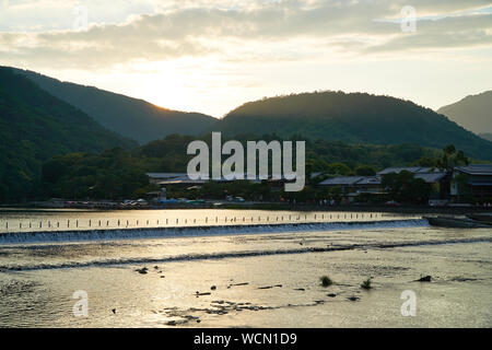 Sonnenuntergang am Katsura Fluss in Arashiyama, Kyoto Stockfoto