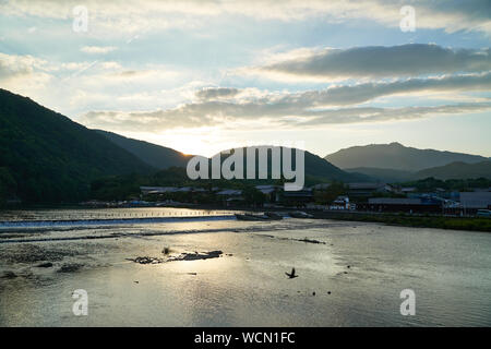 Sonnenuntergang am Katsura Fluss in Arashiyama, Kyoto Stockfoto