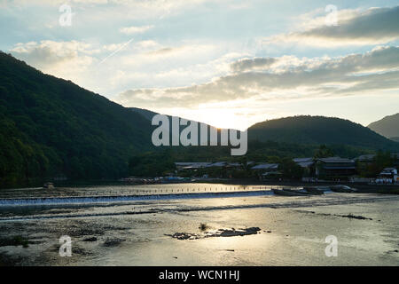 Sonnenuntergang am Katsura Fluss in Arashiyama, Kyoto Stockfoto