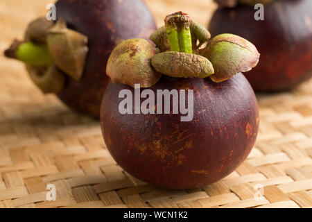 Ganze frische reife Mangostanfrucht Nahaufnahme Stockfoto