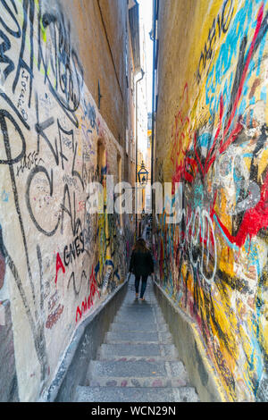 Ansicht der Rückseite Frau zu Fuß die Schritte von Marten Trotzigs Grand, engste Gasse in Gamla Stan in Stockholm, Schweden Stockfoto