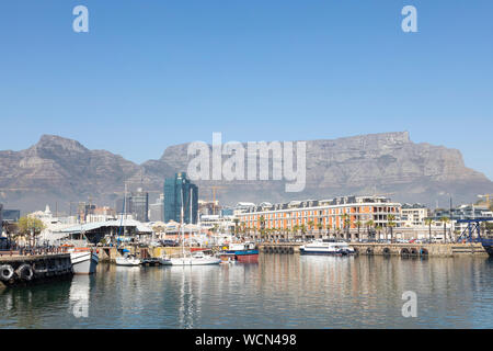 Blick auf den Tafelberg und Devils Peak von der V&A Waterfront, Cape Town Südafrika mit der Kais und Hafen im Vordergrund. Stockfoto