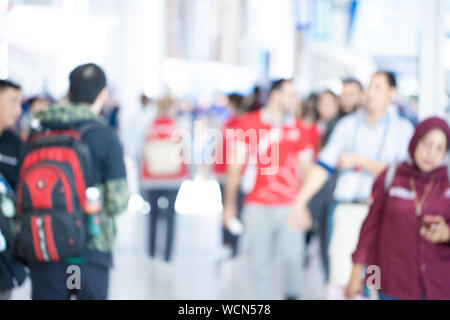 Abstrakte verschwommenes Bild der Shopping Mall und Menschen für den Hintergrund. Stockfoto