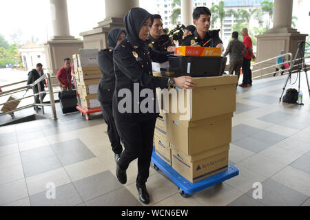 Kuala Lumpur, Malaysia. 28 Aug, 2019. 1 MDB - Zugehörige Dokumente kommen an einem Gericht in Kuala Lumpur, Malaysia, Aug 28., 2019. Ein malaysisches Gericht gestartet Anhörungen Mittwoch auf der Korruption, die auf der ehemalige Premierminister Najib Razak im Hinblick auf die staatlichen Investitionsfonds 1 Malaysische Entwicklung Berhad (1 MDB). Credit: Chong Voon Chung/Xinhua Stockfoto