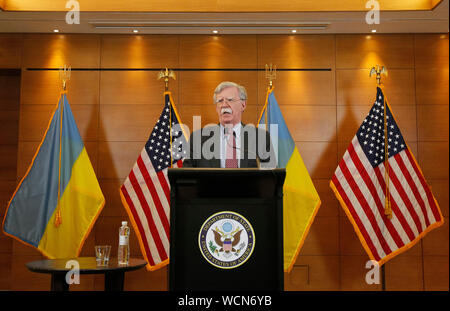 US National Security Adviser John Bolton spricht während einer Pressekonferenz in Kiew. John Bolton nach Kiew kam mit der Obersten ukrainischen Beamten zu treffen. Stockfoto