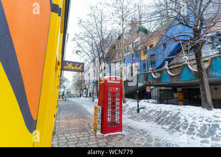 Britische rote Telefonzelle in der bunten Hundertwasser Village, Burgtheater, Wien, Österreich Stockfoto