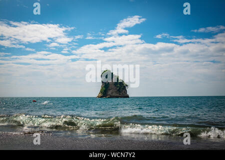 Die kleine Quesillo Insel im Pazifischen Ozean vor der Tumaco Strand Stockfoto