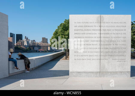 Vier Freiheiten Park, Ansicht im Sommer der FDR Erklärung Monument, das sich in der Franklin D Roosevelt vier Freiheiten Park, New York City, USA Stockfoto