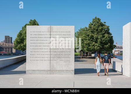 Roosevelt Island Park, Ansicht im Sommer der FDR Erklärung Monument, das sich in der Franklin D Roosevelt vier Freiheiten Park, New York City, USA Stockfoto