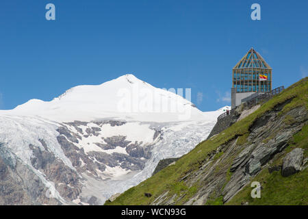 Großglockner und Swarovski Optik - oben der Kaiser-Franz-Josefs-Höhe entlang der Panoramaweg Kaiserstein im Nationalpark Hohe Tauern NP, Kärnten, Österreich Stockfoto