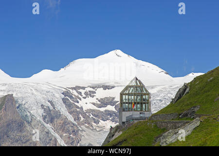 Großglockner und Swarovski Optik - oben der Kaiser-Franz-Josefs-Höhe entlang der Panoramaweg Kaiserstein im Nationalpark Hohe Tauern NP, Kärnten, Österreich Stockfoto