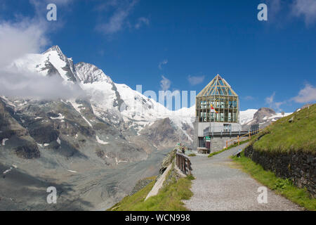 Großglockner und Swarovski Optik - oben der Kaiser-Franz-Josefs-Höhe entlang der Panoramaweg Kaiserstein im Nationalpark Hohe Tauern NP, Kärnten, Österreich Stockfoto