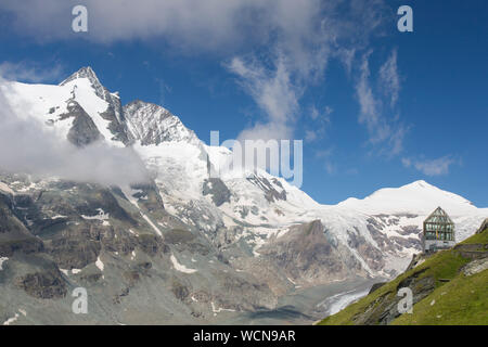 Großglockner und Swarovski Optik - oben der Kaiser-Franz-Josefs-Höhe entlang der Panoramaweg Kaiserstein im Nationalpark Hohe Tauern NP, Kärnten, Österreich Stockfoto