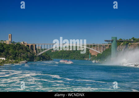 Rainbow Bridge über dem Niagara River Gorge von amerikanischer Seite in der Nähe von Niagara Falls. Es ist eine Bogenbrücke zwischen den Vereinigten Staaten von Amerika und Kanada. Stockfoto