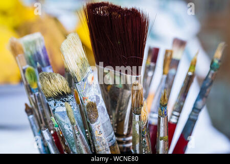 Der Maler verschiedene Pinsel für Acryl- und Ölfarbe Cognac Stockfoto