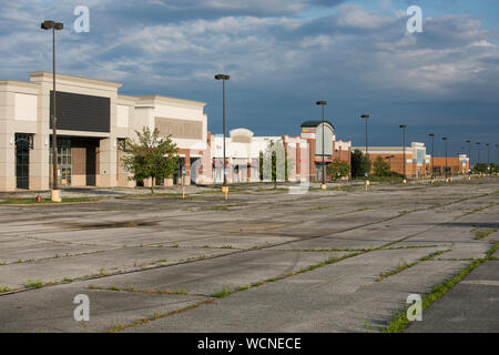 Eine Reihe von geschlossenen und Einzelhandel verlassen in einer verlassenen Einkaufszentrum in Garfield Heights, Ohio am 12. August 2019 Stockfoto