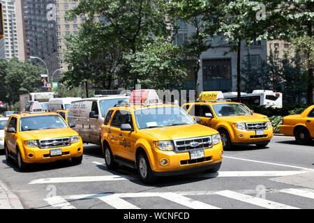 NEW YORK, NY - 11. Juli. 2011: Yellow Cab Taxi Linie im Sommer Tag Stockfoto