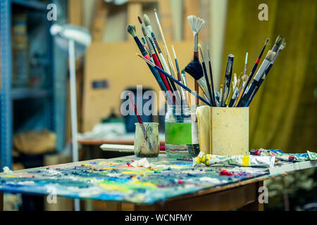 Der Maler verschiedene Pinsel für Acryl- und Ölfarbe Cognac Stockfoto