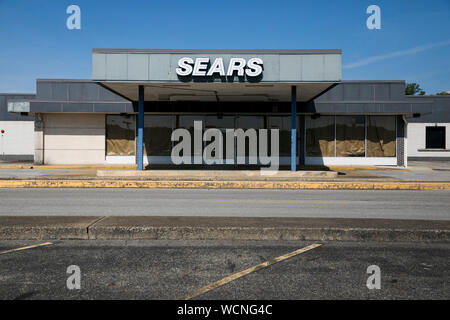 Ein logo Zeichen außerhalb eines geschlossenen Sears Store in Niles, Ohio am 12. August 2019. Stockfoto