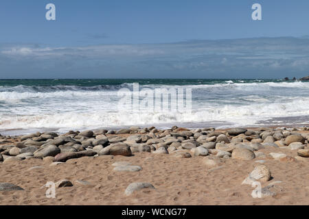 Die Wellen des Atlantik auf wilden Küste der Halbinsel von Quiberon, Bretagne, Frankreich Stockfoto