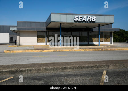 Ein logo Zeichen außerhalb eines geschlossenen Sears Store in Niles, Ohio am 12. August 2019. Stockfoto