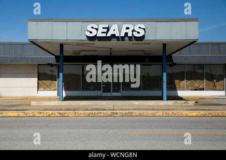 Ein logo Zeichen außerhalb eines geschlossenen Sears Store in Niles, Ohio am 12. August 2019. Stockfoto