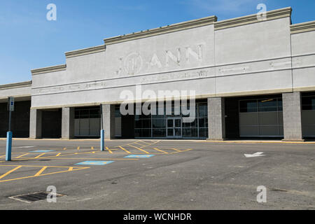 Die verblichenen Umriss eines Joann logo Zeichen außerhalb des Verschlossenen und Verlassenen Store in Youngstown, Ohio am 12. August 2019. Stockfoto