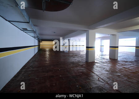 Neue Parkgarage Innenraum, Industriebau, Leere Tiefgarage Hintergrund. Stockfoto