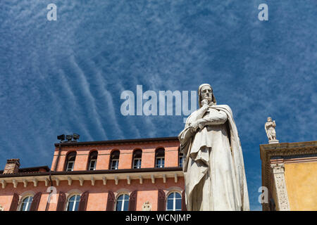 Verona, Italien, Europa, August 2019, Statue von Dante Alighieri in Piazza dei Signori Stockfoto